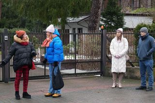 	Barwy szczęścia odc. 3188: Asia (Anna Gzyra), jej teściowa Zofia (Izabella Olejnik), Hubert (Marek Molak), Iza (Urszula Zawadzka)