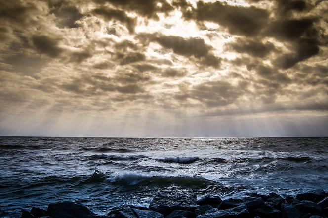 Przerażający atak glonów na Bałtyku. Gigantyczny zielony wir ma kilkadziesiąt kilometrów średnicy