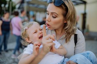 Kiedy mama mówi, że nie lubi swojego dziecka. Wiemy, co naprawdę kryje się za tymi słowami