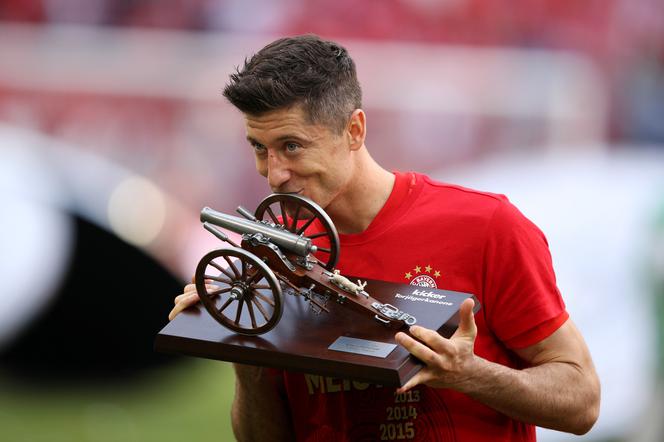 Robert Lewandowski - armata, patera, całus