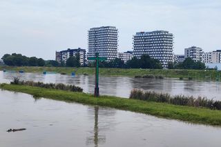 Fala powodziowa we Wrocławiu. Pod wodą są beach bary i drogi 