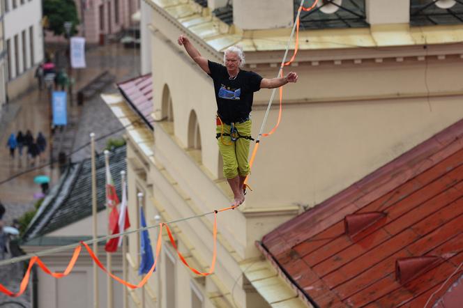   Urban Highline Festival 2023 w Lublinie. Slacklinerzy robią cuda na linach!