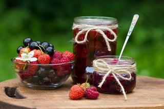 Konfitura z leśnych owoców – przepis na konfiturę z malin, porzeczek, truskawek i borówek