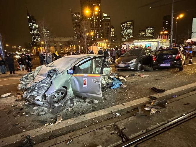 Totalny paraliż centrum Warszawy. 6 samochodów rozbitych, wraki blokują torowisko