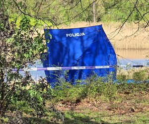 Makabryczne odkrycie w Warszawie: ciało w stawie przy pętli tramwajowej