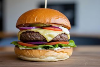 Kultowy Burger Drwala 2025. Wiemy, kiedy i gdzie zadebiutuje najostrzejsza wersja?