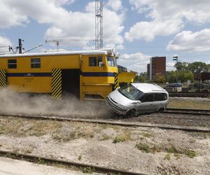 Kontrolowane zderzenie pociągu z osobówką