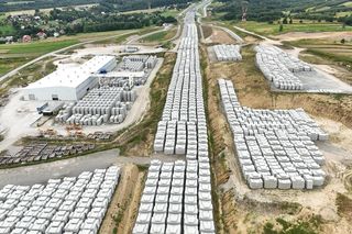 Betonowe elementy do budowy pierścieni tworzących obudowę nowego tunelu na S19