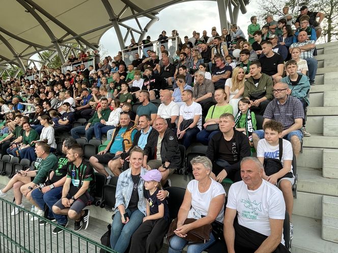 Kibice na otwarciu stadionu w Starachowicach