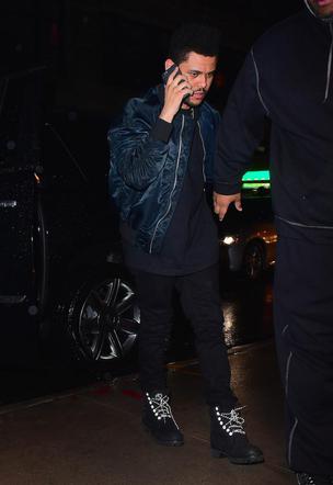 The Weeknd rozmawia przez telefon