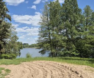 To jezioro w Olsztynie ma niezwykle czystą wodę. Jest kilka dzikich plaż, które świecą pustkami