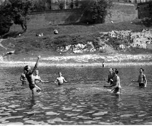Plażowicze podczas wypoczynku. Chłopcy grający w wodzie w siatkówkę. Zdjęcie zrobione w 1929 roku 