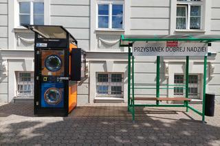 Bydgoszczanie piorą pod bazyliką. Pralkomat to ratunek dla tych, którym nie starcza na rachunki