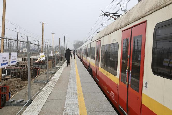 Dojście do nowej stacji przez błoto i plac budowy. PKP Warszawa Grochów jak tor przeszkód 