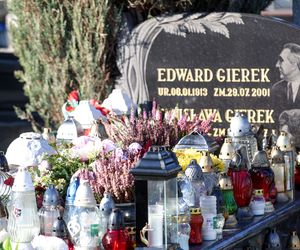 Grób Edwarda Gierka w Sosnowcu tonie w kwiatach na Wszystkich Świętych