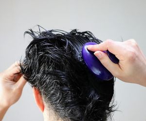 Włosy się przetłuszczają i brak im objętości? Nie wydasz ani złotówki, a efekt będzie jak z salonu