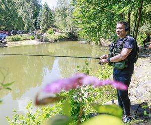 Jacek Rozenek z żoną i trzema bestiami, syn Łącz bez koszulki, a Jarosińska - nieprzyzwoicie... skromna. Aktorzy łowią!