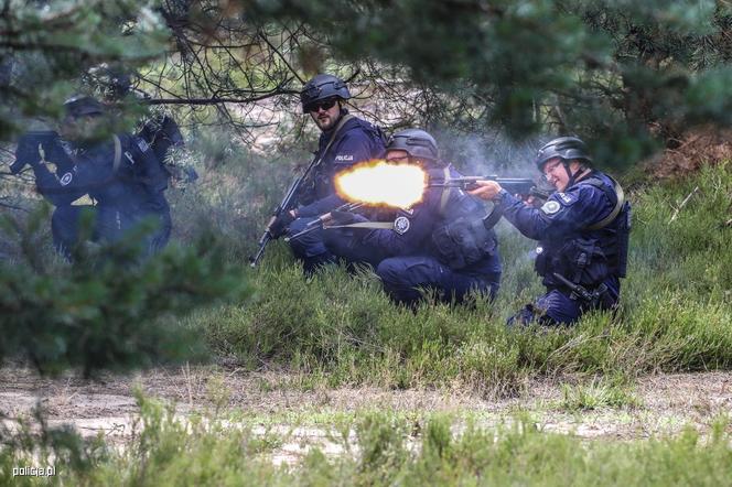 Policjanci z Rzeszowa jak z filmu Patryka Vegi. Zobaczcie zdjęcia z poligonu 