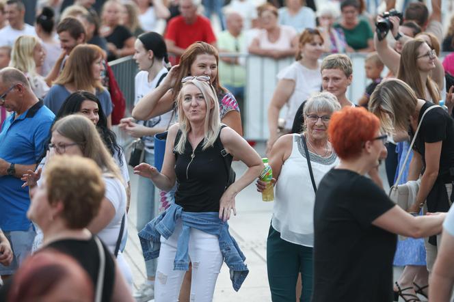 Potańcówka przed teatrem w Katowicach