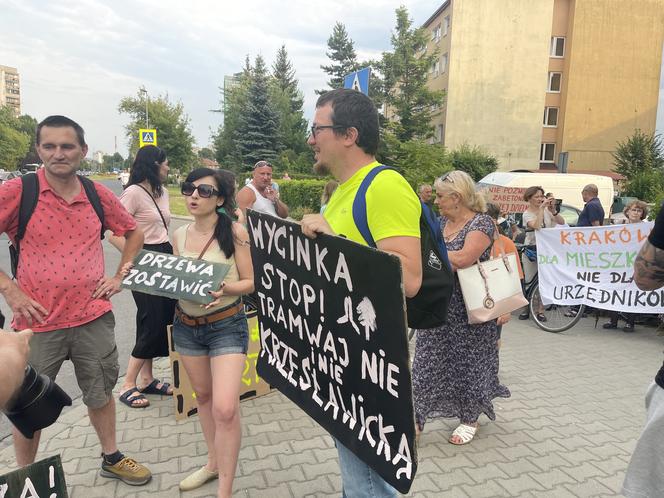 Protest mieszkańców przeciwko wycince drzew pod budowę linii tramwajowej do Mistrzejowic.