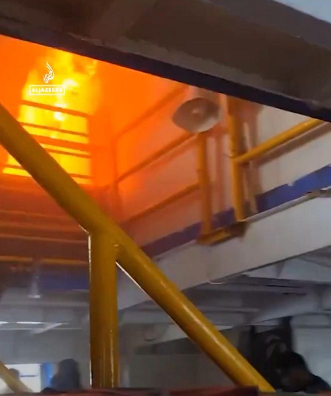 Pożar promu wycieczkowego. Ludzie skakali do wody, wszystko się nagrało! "Pomocy, płoniemy na morzu"