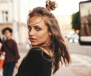 Idealne fryzury na romantyczną randkę. Zobacz, jak je zrobić