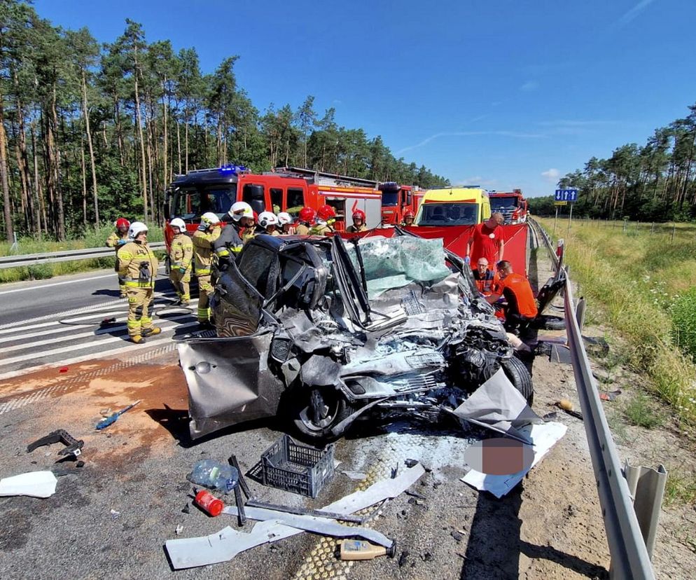 Bełchatów. Śmiertelny wypadek na DK 74. 20-latek wjechał pod cysternę [ZDJĘCIA]. 