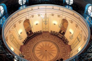 Klasycystyczny pałacyk w Jabłonnie zachwyca o każdej porze roku. Znajduje się tylko pół godziny drogi od Warszawy! 