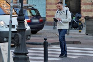 Janusz Kowalski igra ze śmiercią na pasach. Zobacz ile zapłaci poseł PIS po interwencji SE