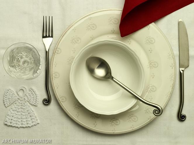 Nakrycie świątecznego stołu: biel i kryształy