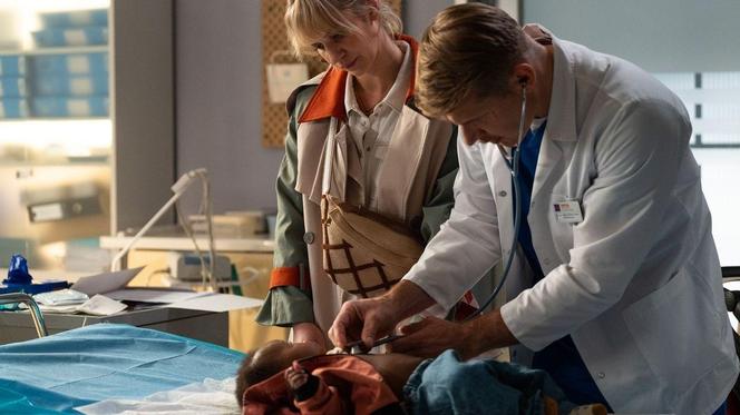 Na dobre i na złe, odc. 890: Maks Beger (Tomasz Ciachorowski), Gloria (Aleksandra Grabowska), Mojżesz (Lockey Ndhlovu)