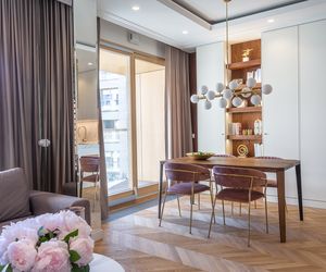 Puder, złoto i blask. Kobiece mieszkanie w stylu modern classic