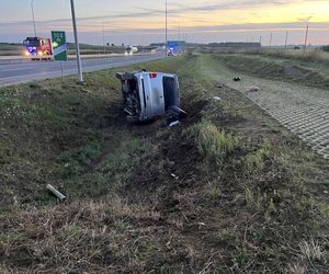 Poważny wypadek pod Łomżą. Bus wypadł z drogi. Wielu poszkodowanych