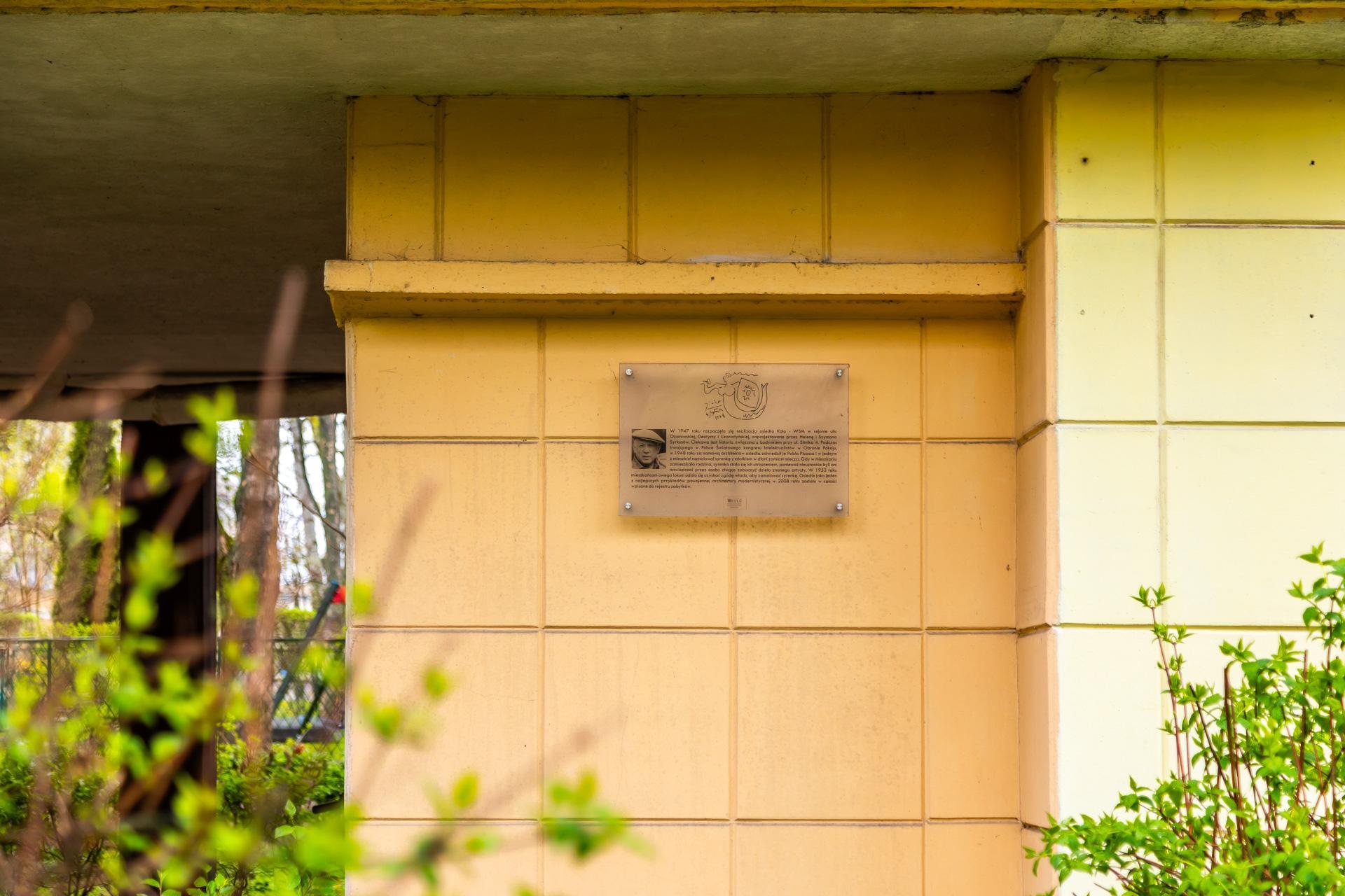 Osiedle WSM Koło II w Warszawie - zdjęcia. Pablo Picasso na ścianie i klatki schodowe typu ser