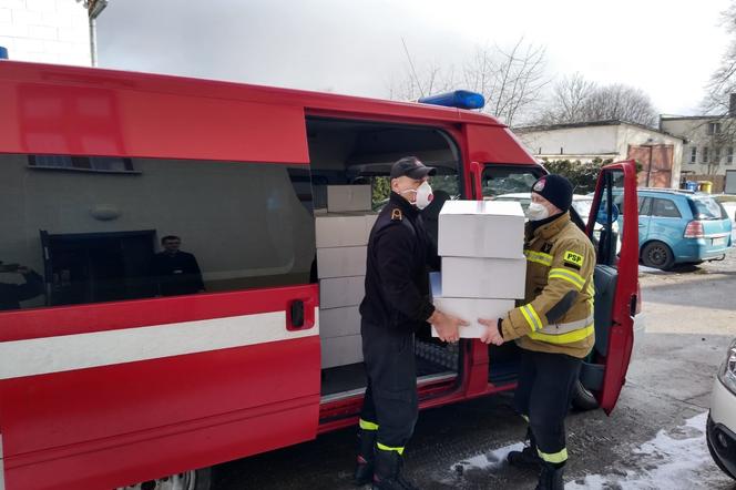  Strażacy dostarczyli maseczki do samorządów powiatu braniewskiego   