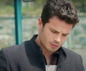 Melis naprowadzi porywacza na trop Zeynep. Dojdzie do tragicznego wypadku i dziewczyna zostanie pojmana.
