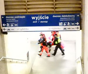 Młody mężczyzna wpadł między peron a pociąg w Warszawie. Został zmiażdżony