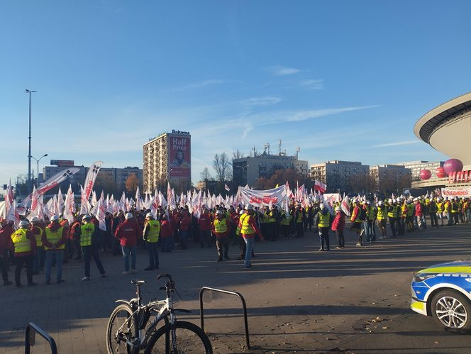 Protest w Katowicach. Tysiące związkowców na ulicach. Padły mocne słowa o „zbrodniczej ideologii”