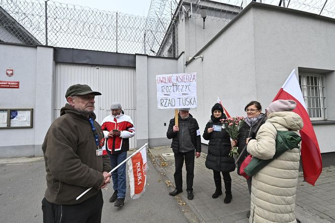 Oczekiwanie na wyjście ks. Michała Olszewskiego na wolność