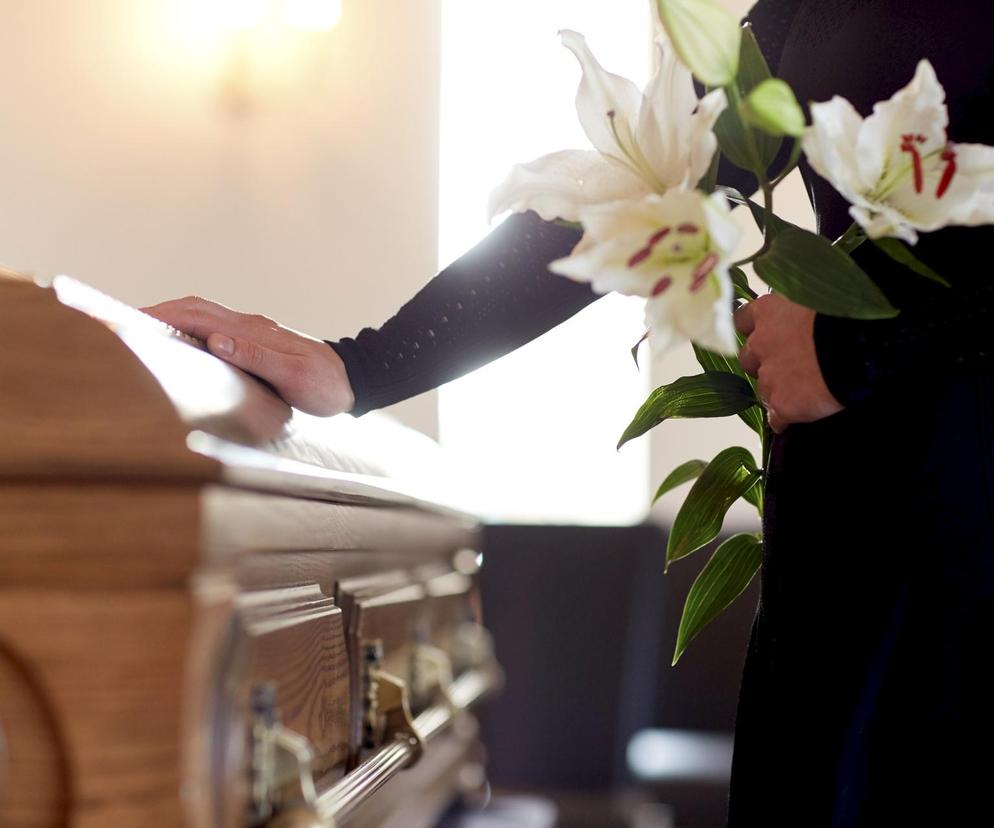 Tyle trzeba zapłacić za pogrzeb w 2023 r. Pięciocyfrowa kwota za skromną uroczystość. A ile dla księdza?