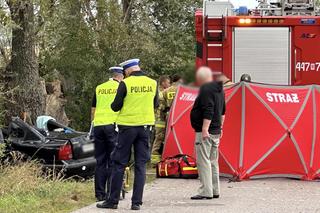 Auto pełne młodych ludzie roztrzaskane na drzewie. 21-letnia pasażerka nie żyje