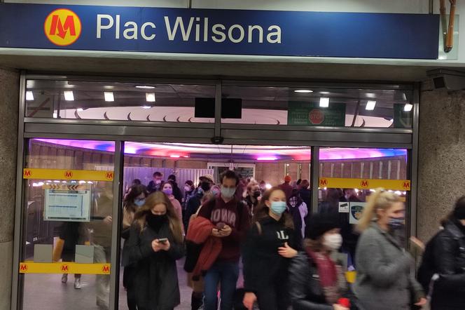 Tłumy wysiadają na stacji metra Plac WIlsona