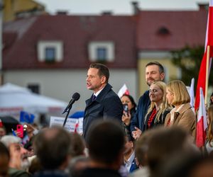 Zorro skradł show Trzaskowskiemu podczas wiecu w Tarnowie. Walczył szpadą i transparentem