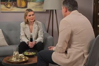 Pierwsza miłość: Eliza, mimo obietnicy danej córce, decyduje się nie odchodzić od męża. Szybko przekona się, że to był błąd