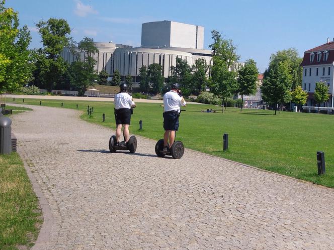 Bydgoscy strażnicy miejscy na segwayach 