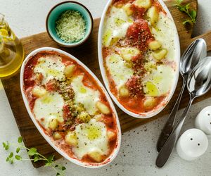 Gotowe gnocchi zapiekane w sosie pomidorowym z mozzarellą. Błyskawiczne danie, za które podziękujesz!