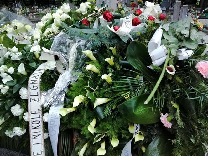 Tragedia w Salisbury. Zamordowane kobiety pochowane w Tarnowie. Grobu nie widać spod kwiatów