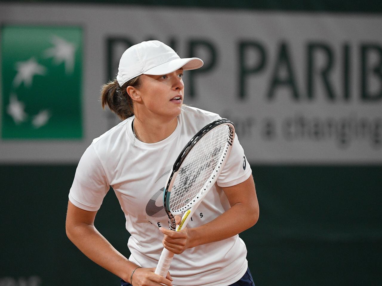 Iga Świątek z wielkim opatrunkiem na nodze! Potrzebowała pomocy lekarza, musiała zejść z kortu na Roland Garros [WIDEO]