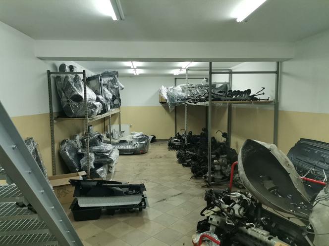 Policjanci zatrzymali osoby związane z kradzieżą samochodów