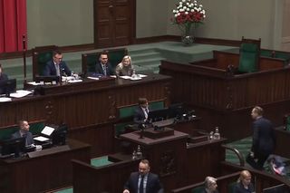 Poseł Berkowicz przekazał Tuskowi spodnie